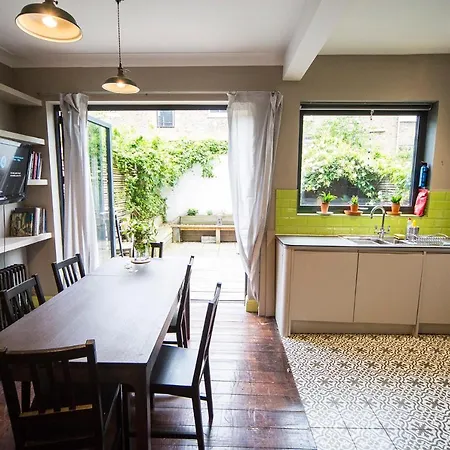 Fabulous Camberwell Home Z2